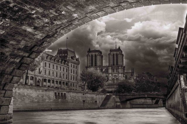 Notre-Dame de Paris B&amp;W-DRI-Getty-Finale